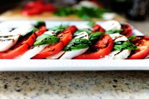 Mozzarellaost och solmogna tomater är en oslagbar kombination till förrätt eller lunch.