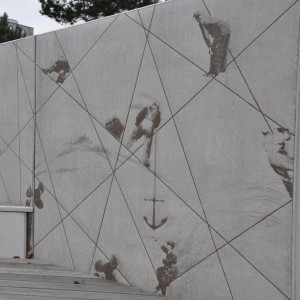 Grafisk betong ger ytan på stödmuren en fotografisk dimension.