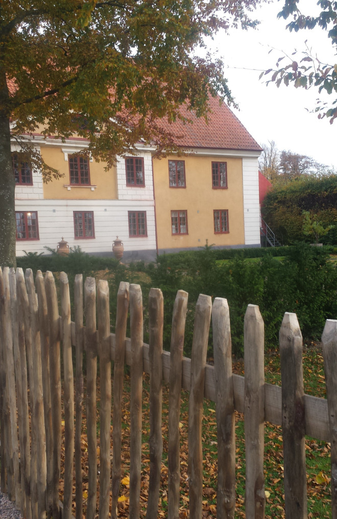 Byggnaderna på Katrinetorp har renoverats med tidstypiska detaljer och byggnadsdelar.