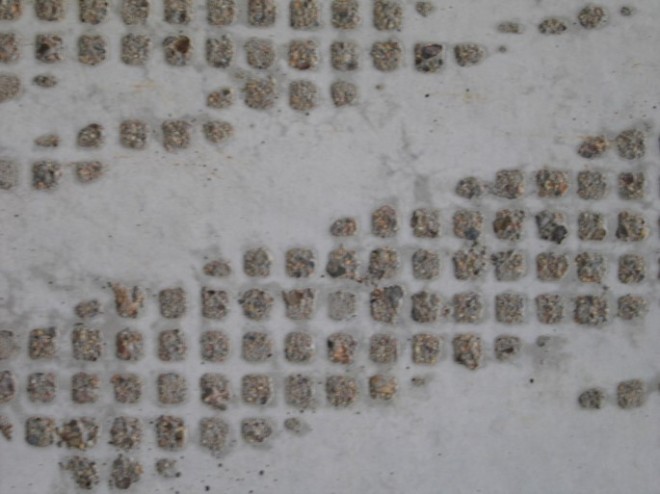 Cementpastan tvättas bort och ger mönsterbilder i betongytan.