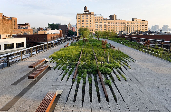 Ett besök i High Line Park i New York skulle inte vara fel tycker Greenspire Trädgårdskonsult. En modern trädgårdsanläggning som blivit en efterlängtad grön lunga för storstadsborna.
