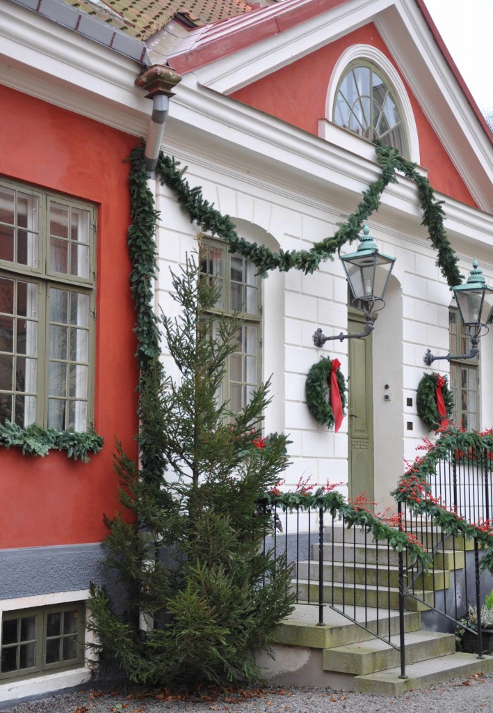 Julpyntad entré till huvudbyggnaden på Katrinetorps gård.