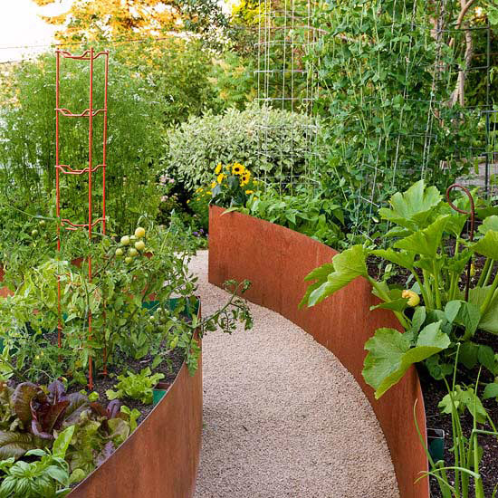 Cortenstålsbarriärer till squashen och rostfria spaljéer för störbönorna kan bli verklighet i en trädgård nära dig.