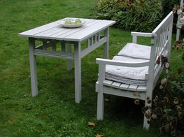 Väldigt snyggt vitmålat trädgårdsbord med gustavianska detaljer.