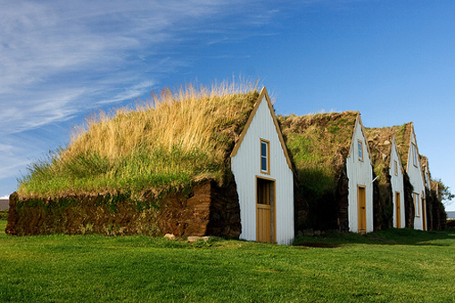 På Island har man alltid byggt in husen i grästorv för att skydda dem mot naturens krafter.
