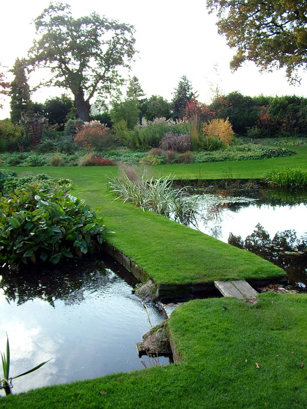 Vattenträdgården har många dammar och gräsklädda övergångar.