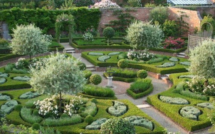 På Littlethorpe Manor i Yorkshire finns en intressant fransk trädgård med silverpäron.