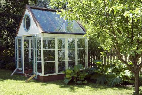 Ett växthus kan man sätta ihop av udda fönster om man är lite händig.