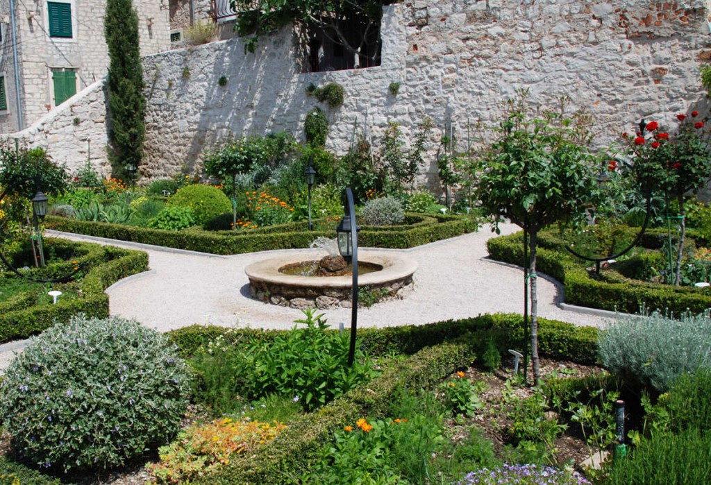 Klostret St Lawrence i Sibenik, Kroatien har en vacker medelhavsträdgård.