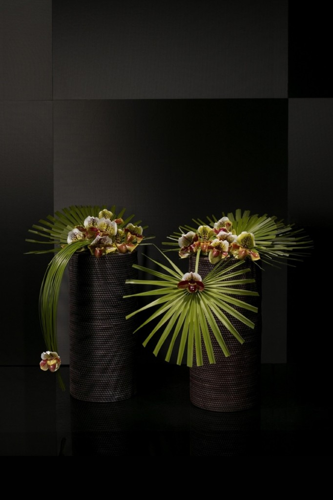 Orkideer och gröna blad formar arkitektoniska verk för det perfekta hemmet eller kontoret.