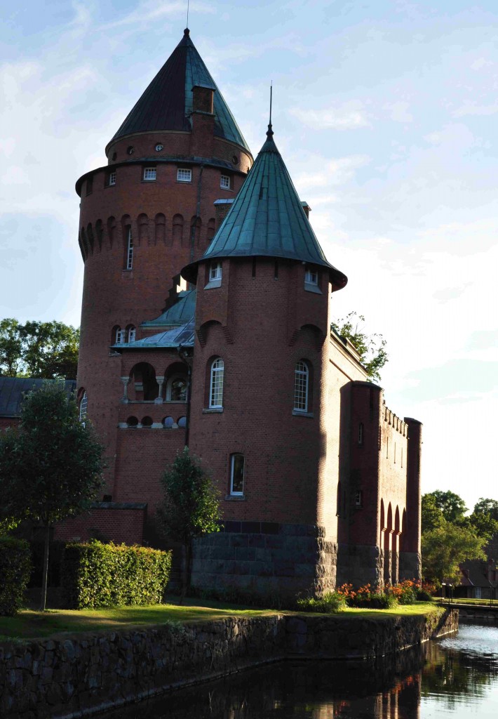 Hjularöds slott är en knappt 120 år gammal romantisk medeltidsborg.
