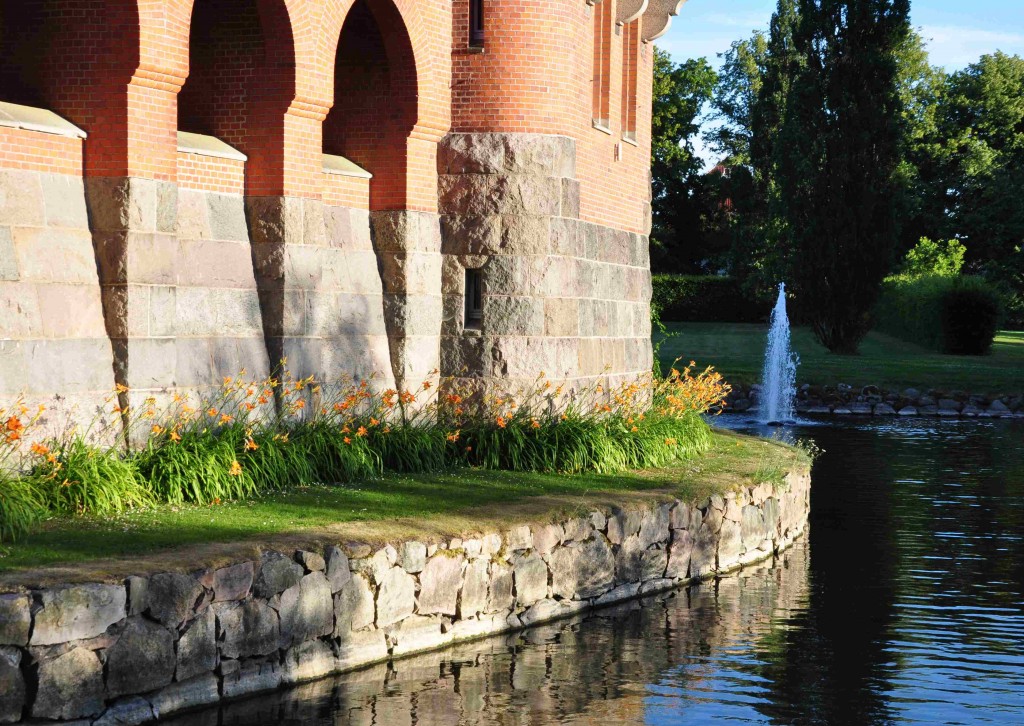 Hjularöds slott är uppfört i rött tegel under slutet av 1800-talet.