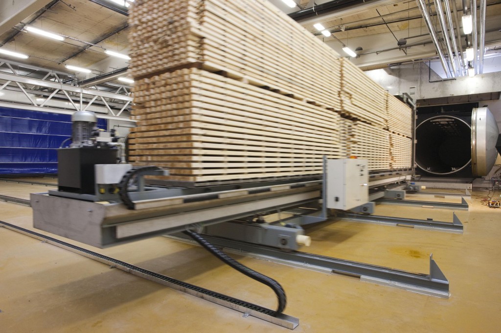 Träet impregneras på fabrik, torkas innan det är försäljningsklart.