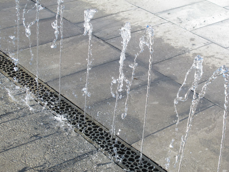 Vattenrännan sprutar upp vatten som en fontän.