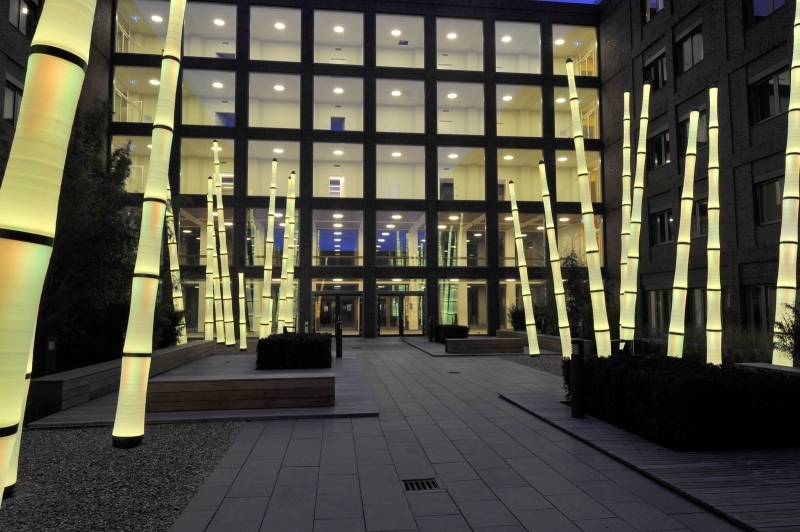 Ljusskulpturer i form av bambustänglar utanför en entré till sjukhuset Maasstad i Rotterdam.