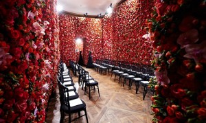 Fem blomsterdekorerade rum utgjorde bakgrund till höstvisningen hos Dior i juli.